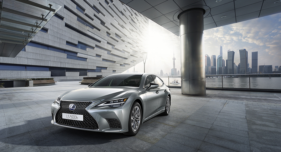 Lexus LS 500h väljer mjukare linje