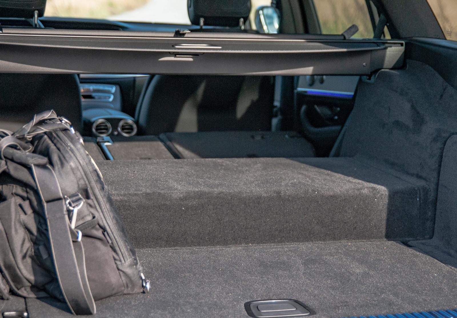 Batteriets placering i E-klass laddhybrid är en gåta för alla utom Mercedes ingenjörer. Konstruktionen blir kvar till nästa generationsskifte 2023.