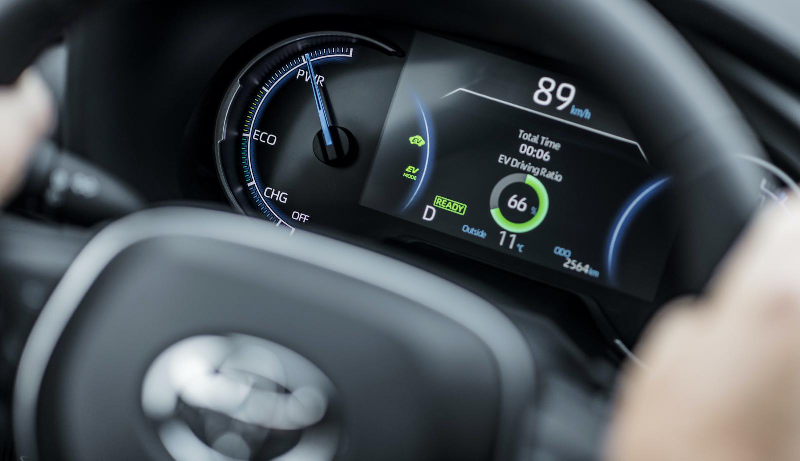 Stort batteri ger upp till 75 km räckvidd på el och låga utsläpp.