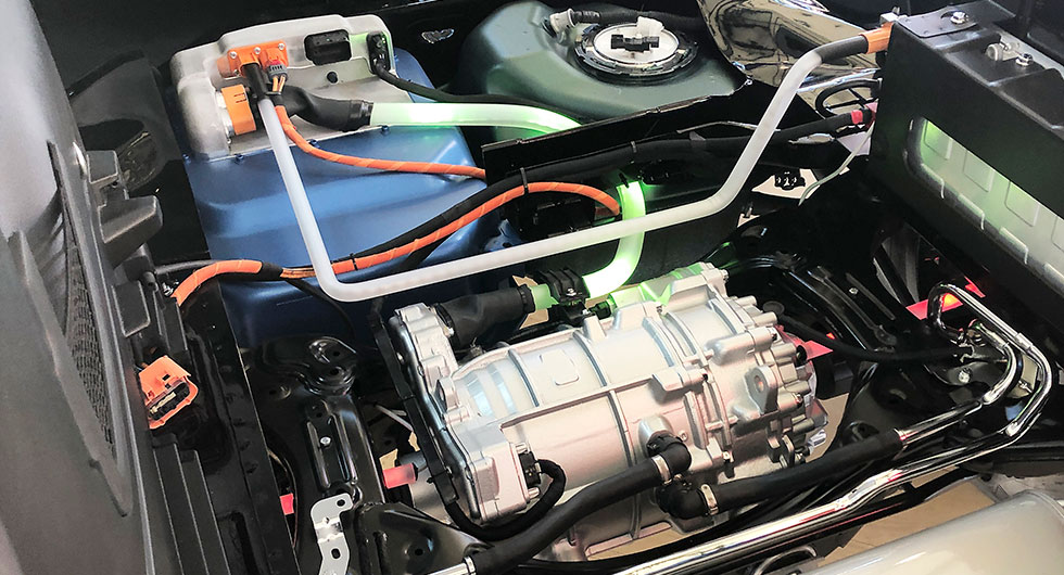 Kardanaxeln är ersatt av en elbakaxel där elmotorn på 60 hk får elförsörjning av ett batteri på 11,4 kWh.