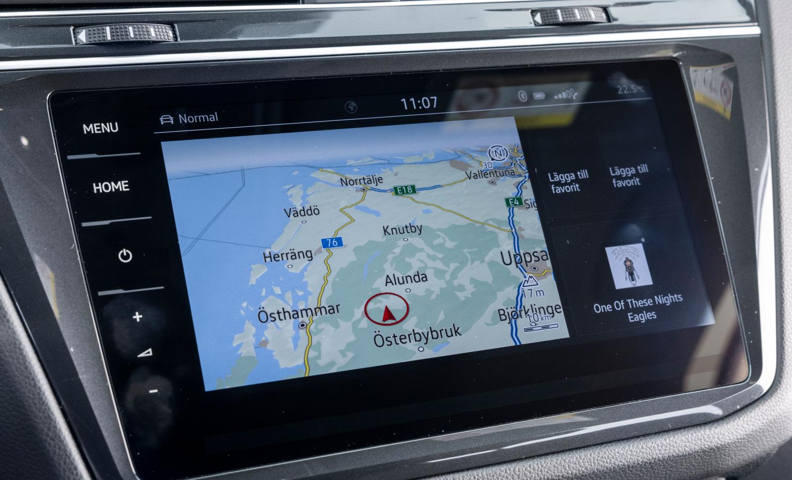Volkswagen: VW har i senaste versionen av sitt system spolat fysiska knappar till förmån för touchkontroller. Enkelt och bra genomgående, men många fingeravtryck blir det.