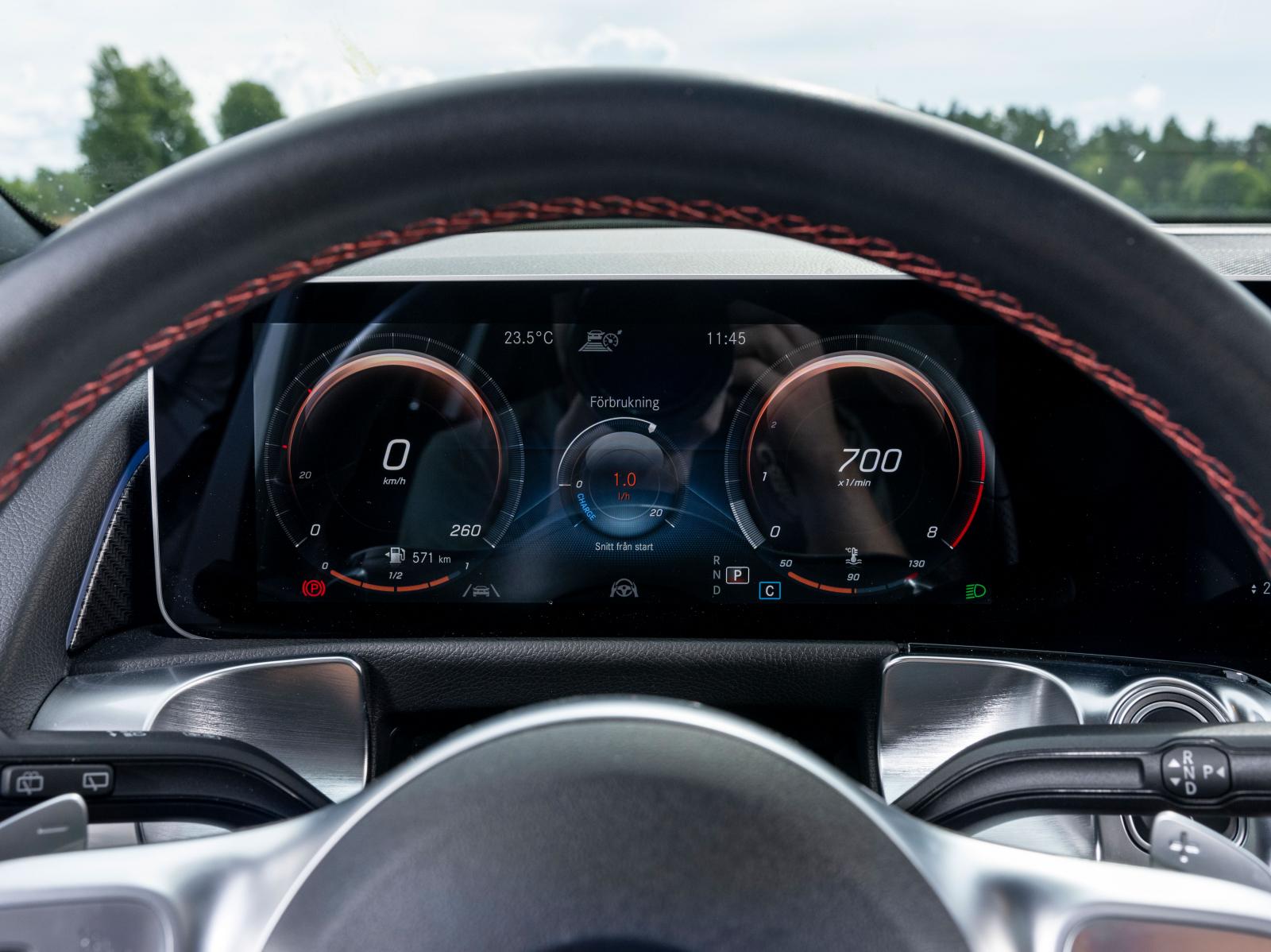 Instrumentvisningen kan varieras på åtskilliga sätt i GLB, som i andra Mercedes. Rätt kul, men hur ofta behöver man byta?