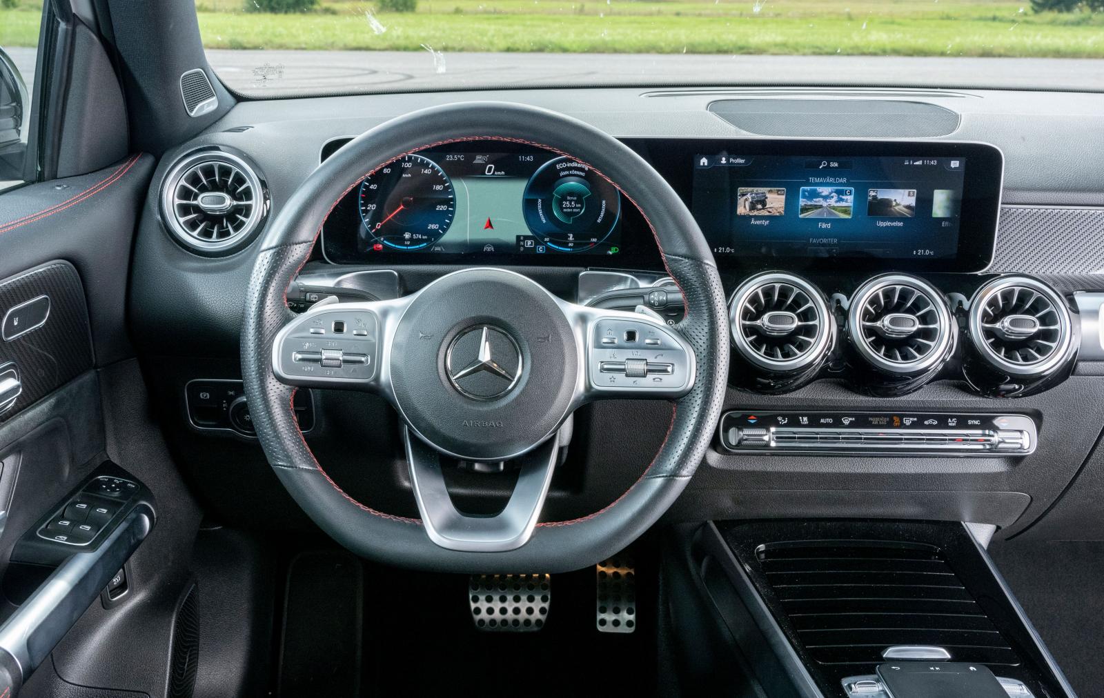 Mercedes: Gräll förarmiljö i testbilen, blankpaneler som ser ut som konfektyrpapper. Dörrsidorna knakar och flexar – noll Mercedeskänsla för halvmiljonen.