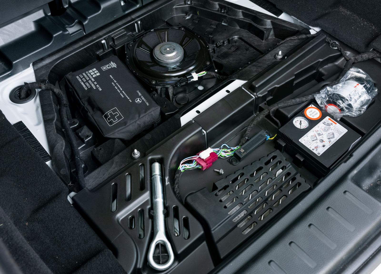 Mercedes har inget stuvfack under bagagegolvet och högtalaren ligger helt oskyddad i ett stökigt utrymme.