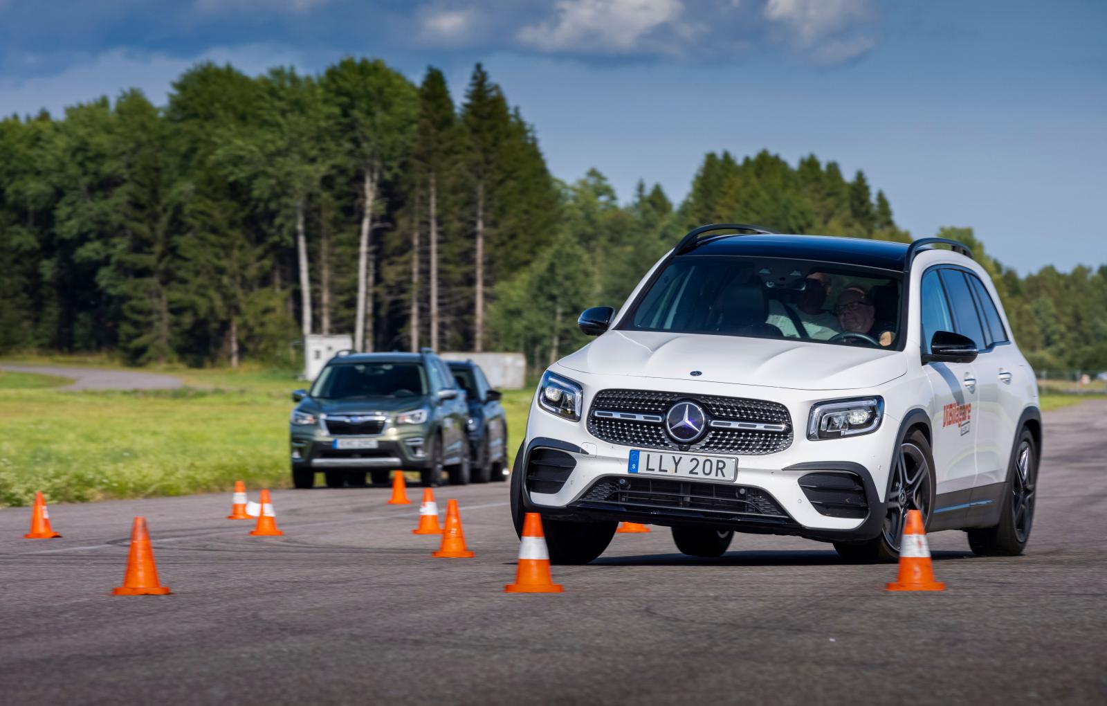 GLB är udda i konbanan. I låg fart smäller ESP-systemet till så att bilen vill stanna innan manövern är klar. I högre fart löper den snyggt igenom, max 74 km/tim.