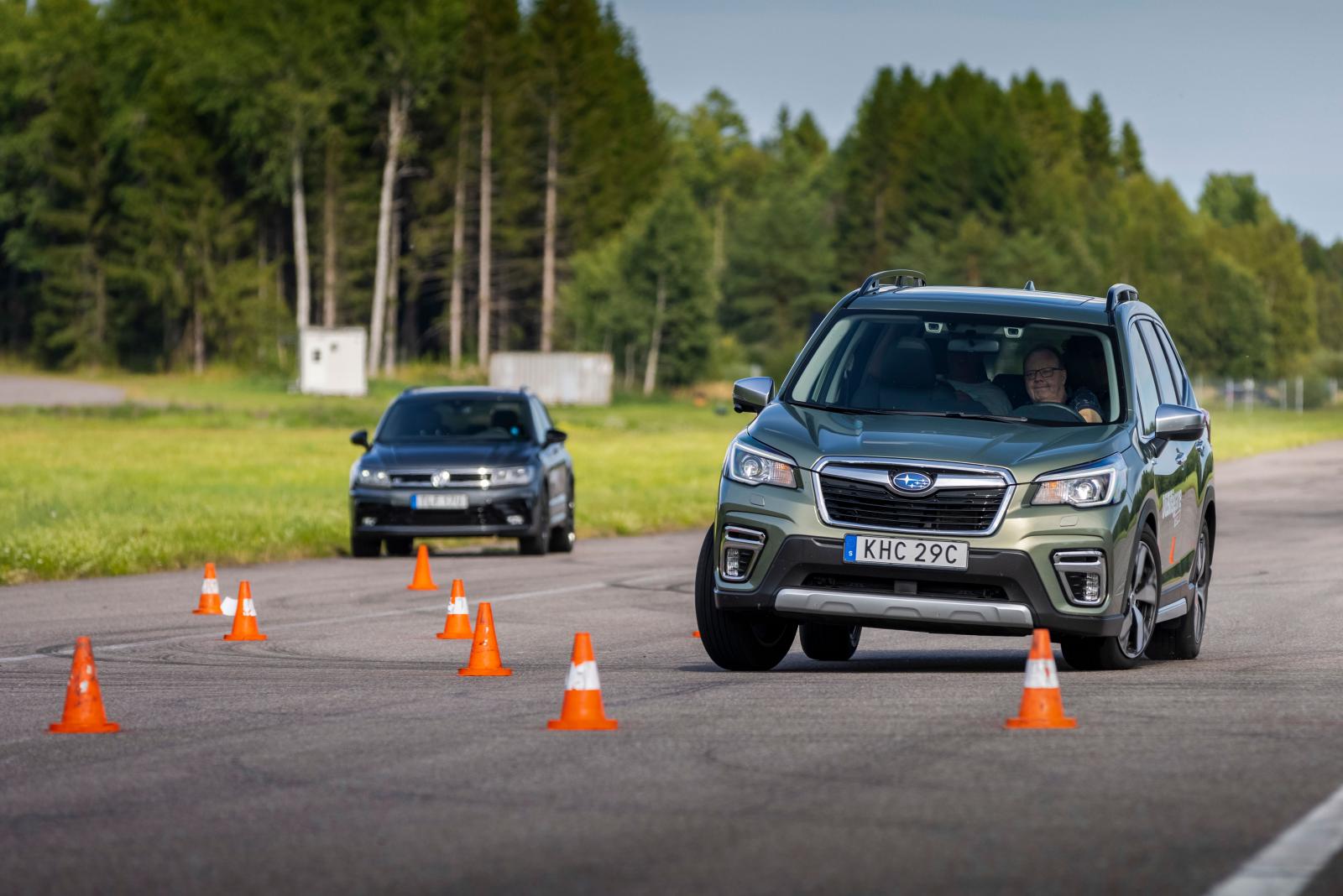 Subaru kränger mest och bromsar kraftigt men är lätt att lotsa rätt till 73 km/tim.