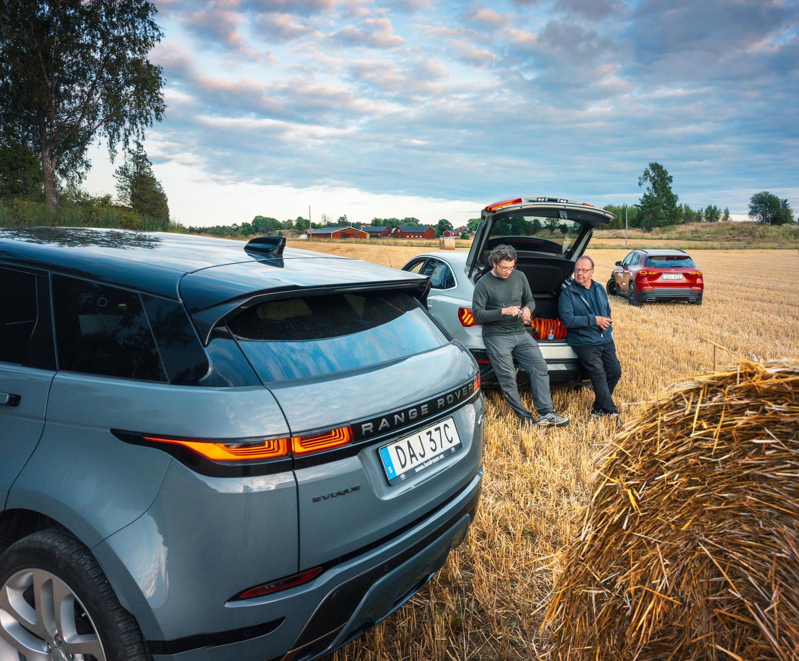 Bakluckepaus. Range Rover har ”rinnande” blinkers. Snyggt men rakt bakifrån blir blinkersljuset ganska otydlig då det inte går in i backluckans del av lampan.