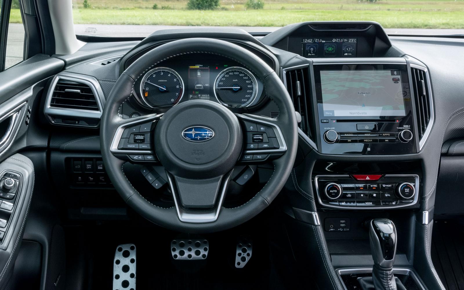 Subaru: Steg för steg kommer allt mer ombonad förarmiljö i Subarus modeller och det mesta är enkelt att nå i Forester. Utmärkt finish, suverän sikt runt om.