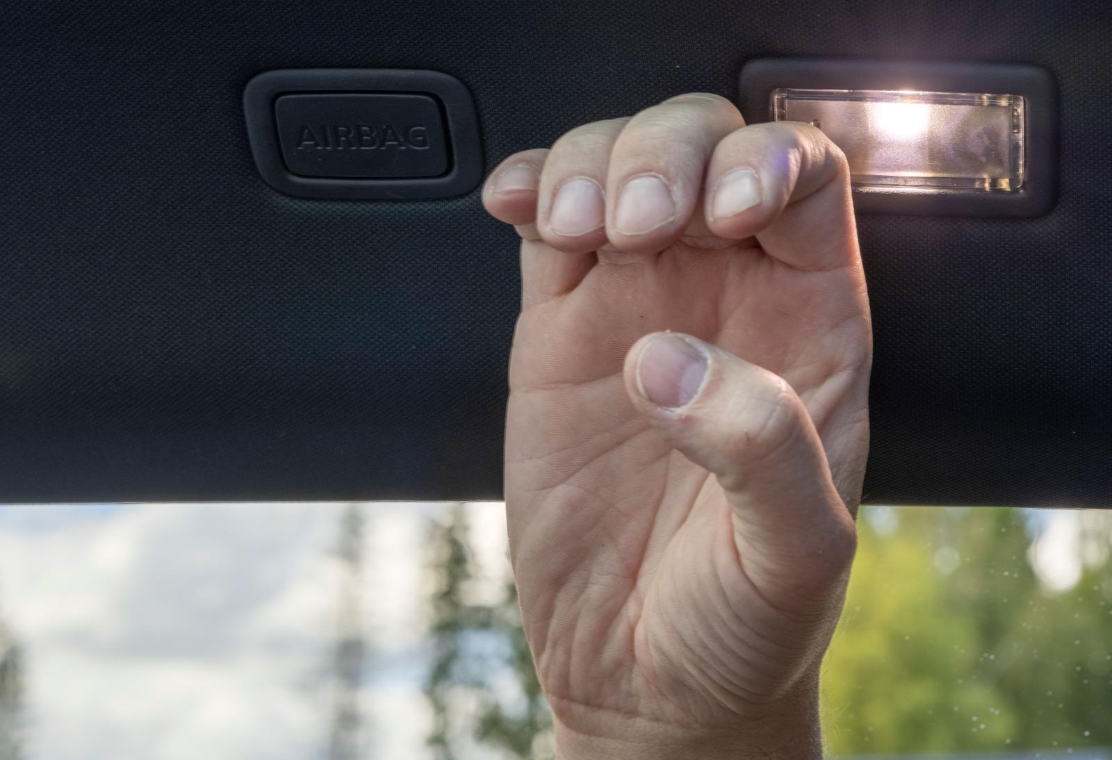 Glastaket i Evoque upptar en större del av taket men det kostar kurvhandtag.