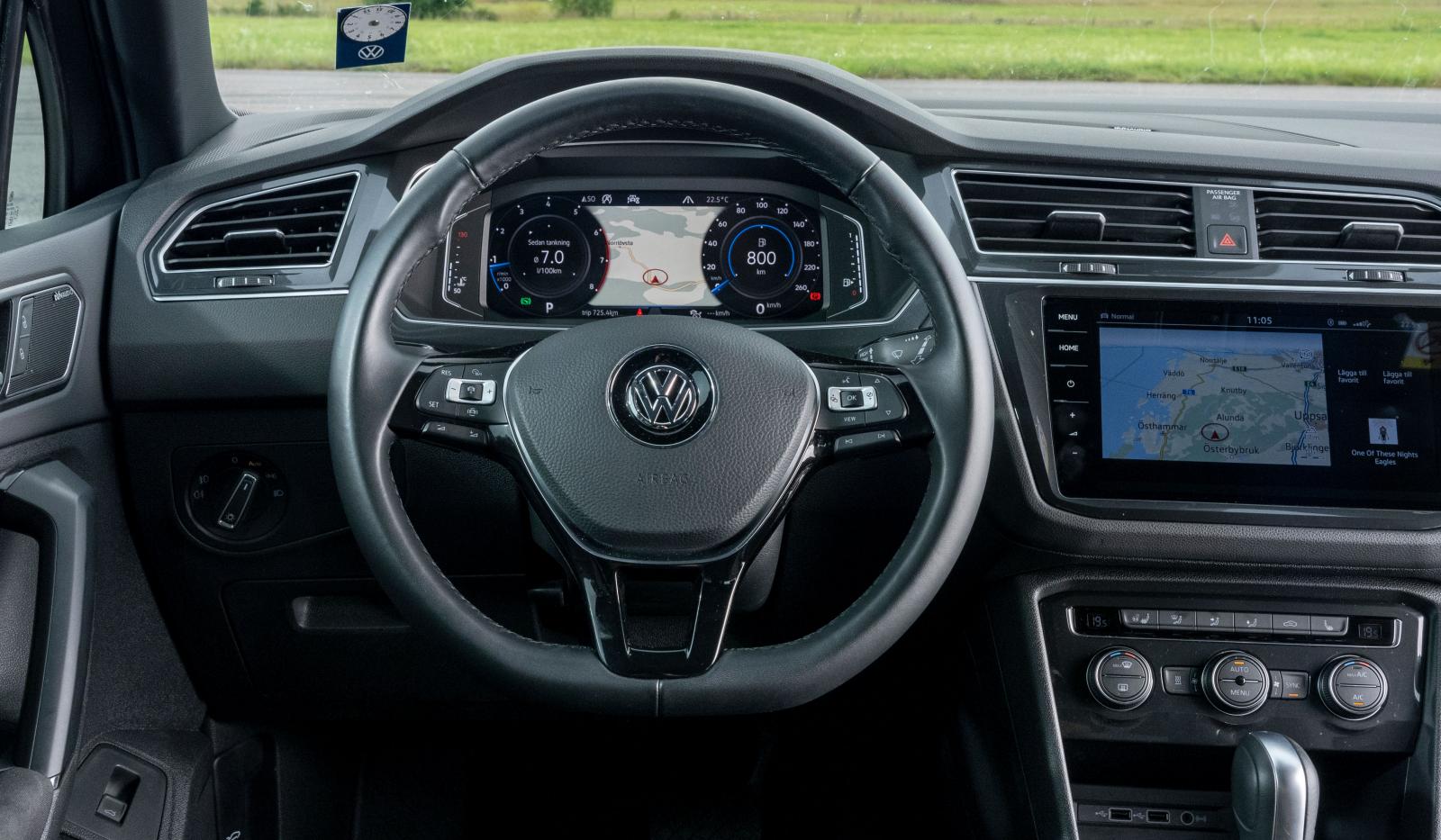 Volkswagen: Grundform och funktioner är bekanta för miljoner VW-bilister. Bra rattknappar, lätt att hitta rätt körställning men rattens lutning passar inte alla.