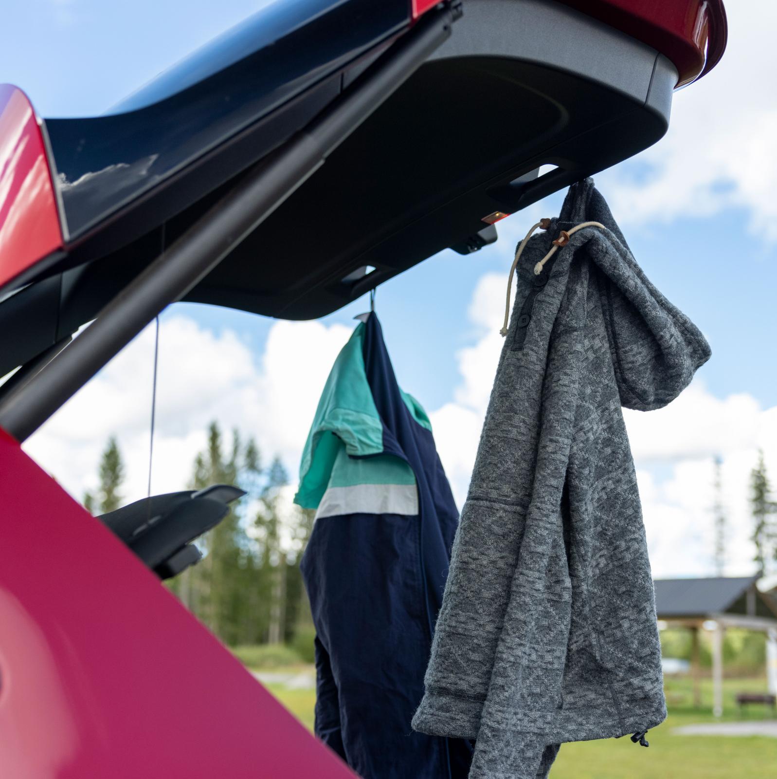 GLA har krokar för jackor på insidan av bagageluckan, praktiskt om man byter om efter fritidsaktiviteten.