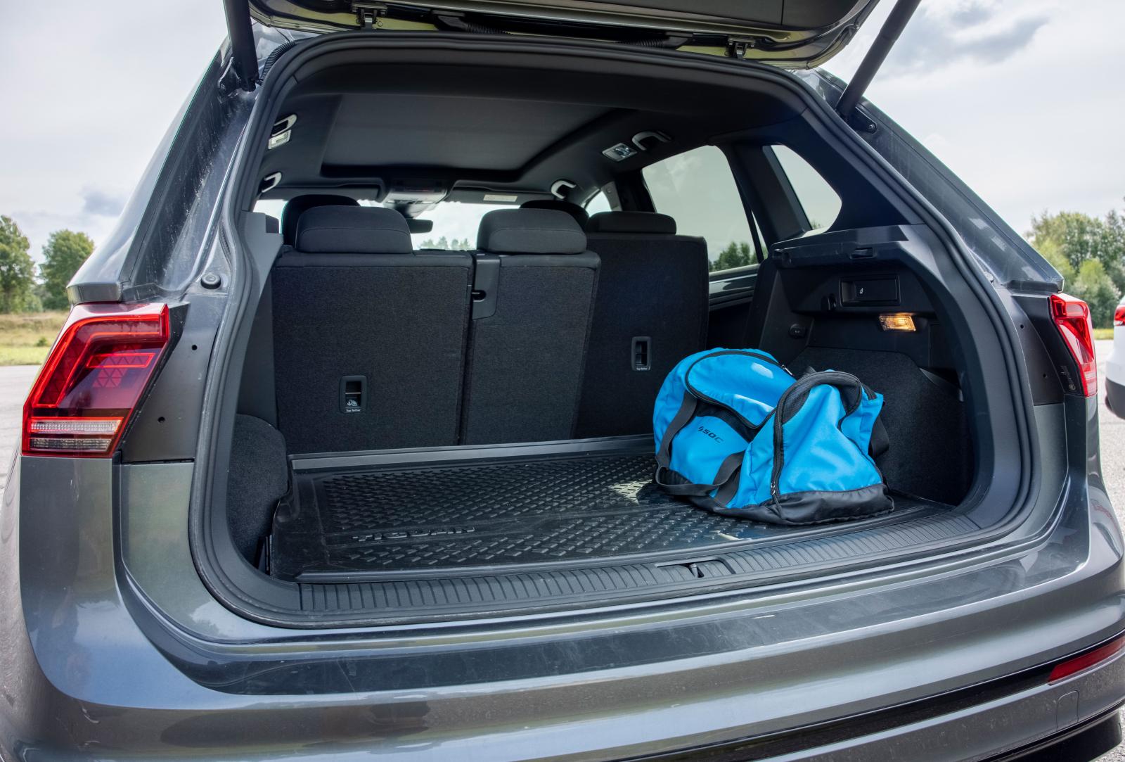 Tiguan har bäst lastvolym i dm3
räknat när det tvådelade ryggstödet är uppfällt men med läskbackar mätt är utrymmet minst i trion. Hög lasttröskel, sluttande takstolpar. Både GLB och Tiguan kan extrautrustas med en tredje sätesrad för sjusitsighet.