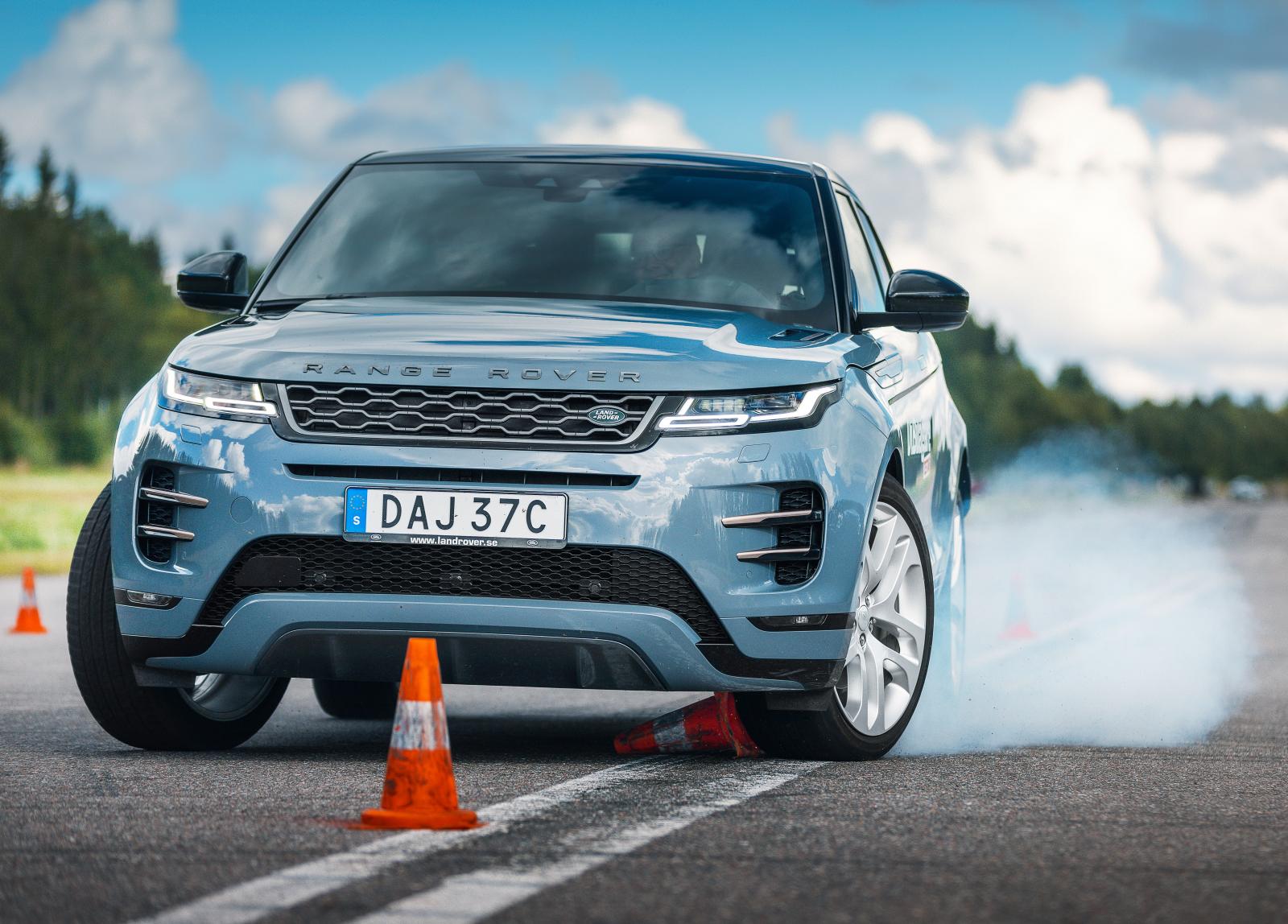 Här understyr Evoque ur konfållan i 64 km/tim. Bilens åretruntdäck ger inte det fäste som krävs för att nå ett godkänt resultat. Beteendet är förutsägbart konsekvent genom hela manövern.