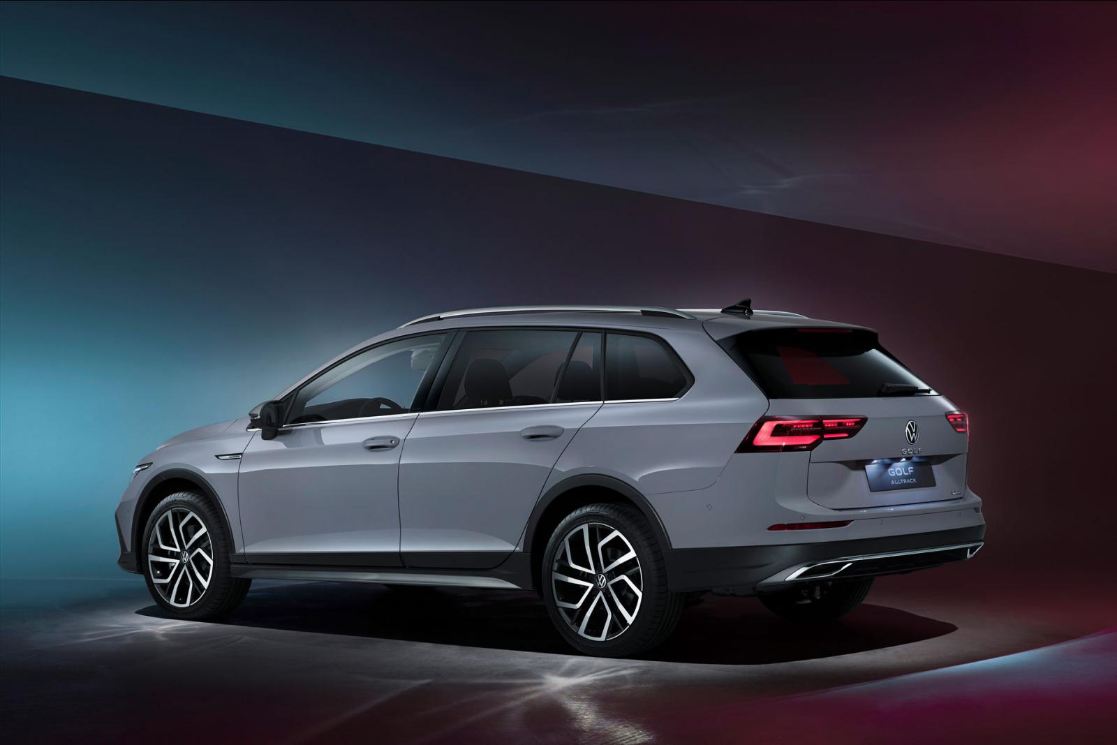Premiär: Volkswagen Golf nu som kombi och Alltrack