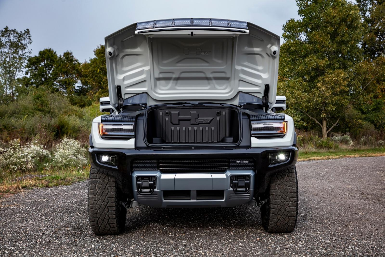Hummer EV har en stor frunk med plats för de borttagbara takpanelerna. Bilen går officiellt under GM:s märke GMC. Den ska byggas i en nyrenoverad fabrik i Detroit som kallas Factory Zero.