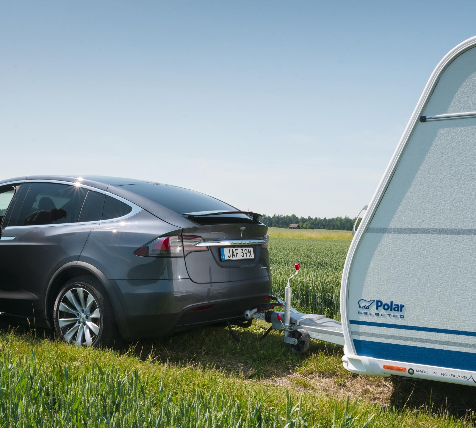 Bilens dator känner av att bilen tyngs ner baktill av husvagnen, och justerar automatiskt fjädringen.