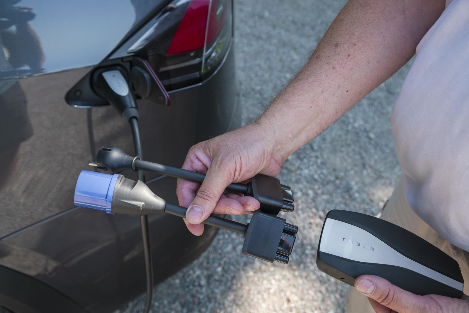 Olika laddstationer har olika anslutningar. Högst kapacitet finns i Teslas Superchargers.