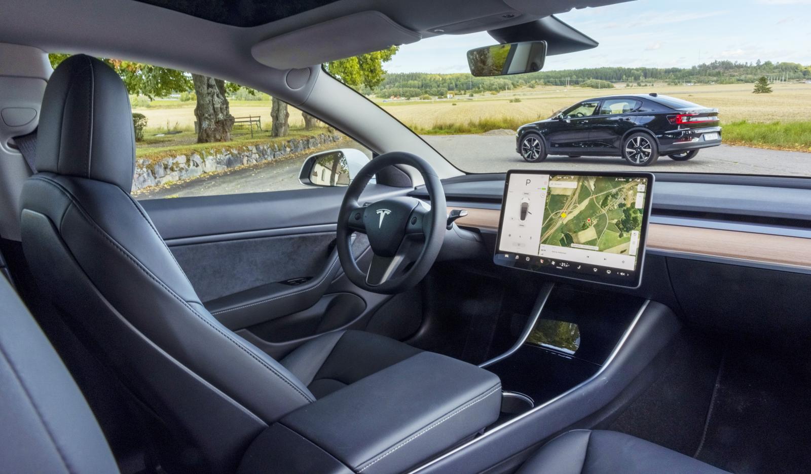 Tesla: Avskalat och luftigt. Föredömligt låg fönsterlinje i Tesla ger förnimmelsen av att sitta i ett terrarium. På ett positivt sätt. Glastak är standard.