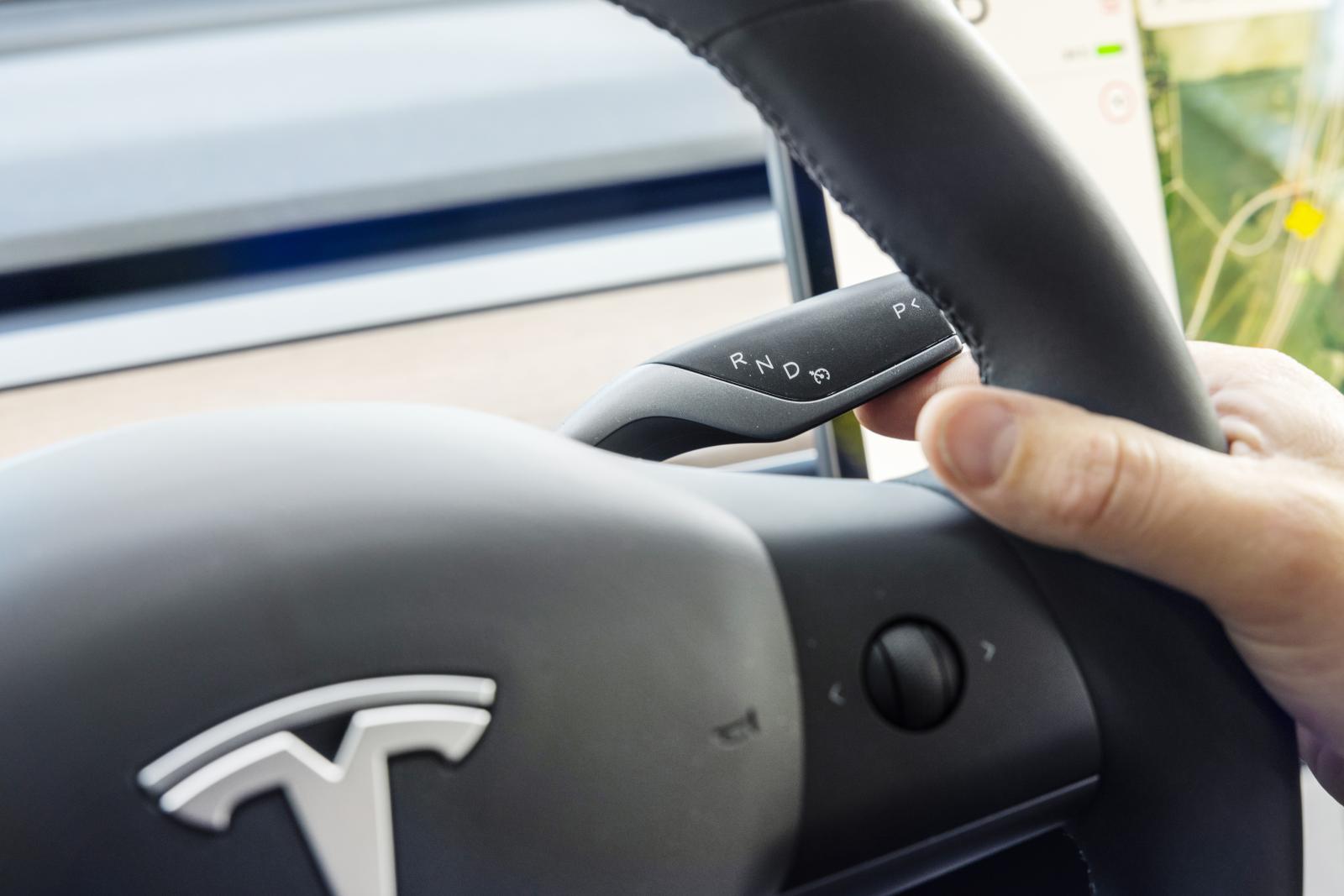Yteffektiv rattväxel i Model 3. Dutta till D igen för farthållare. Dubbeldutta för självkörning.