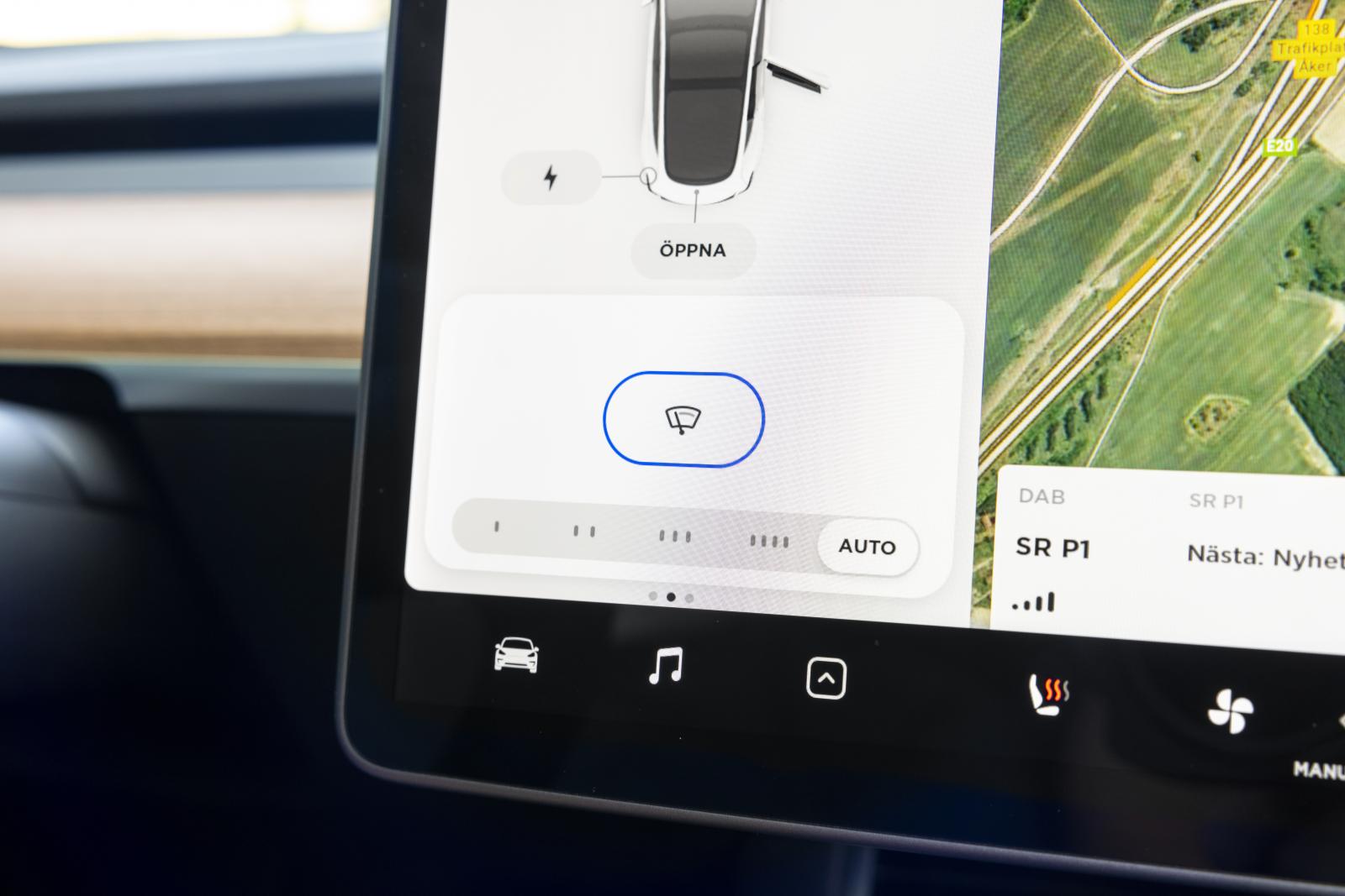 Tesla: Seg regnsensor (ej ställbar känslighet) och torkarmeny gömd i en undermeny irriterar.