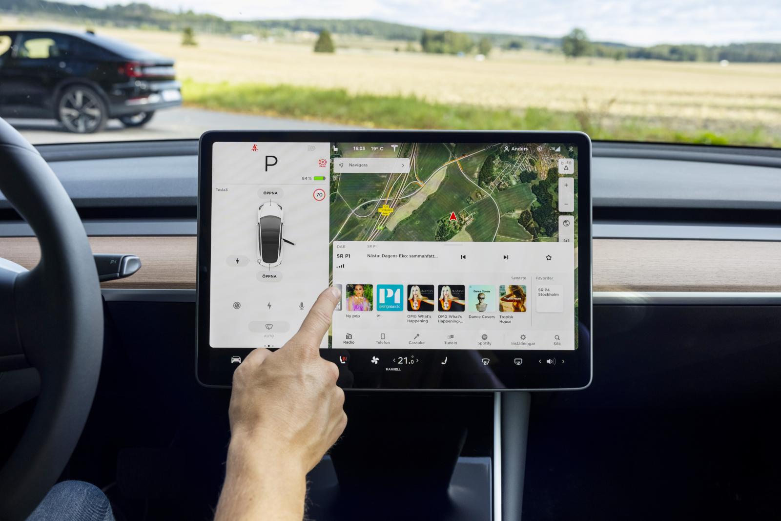 Tesla: Trots att 15-tumsskärmen styr alla bilens funktioner – och det är många – sker det med godkänd ergonomi. Här finns Netflix, spel, karaoke ...