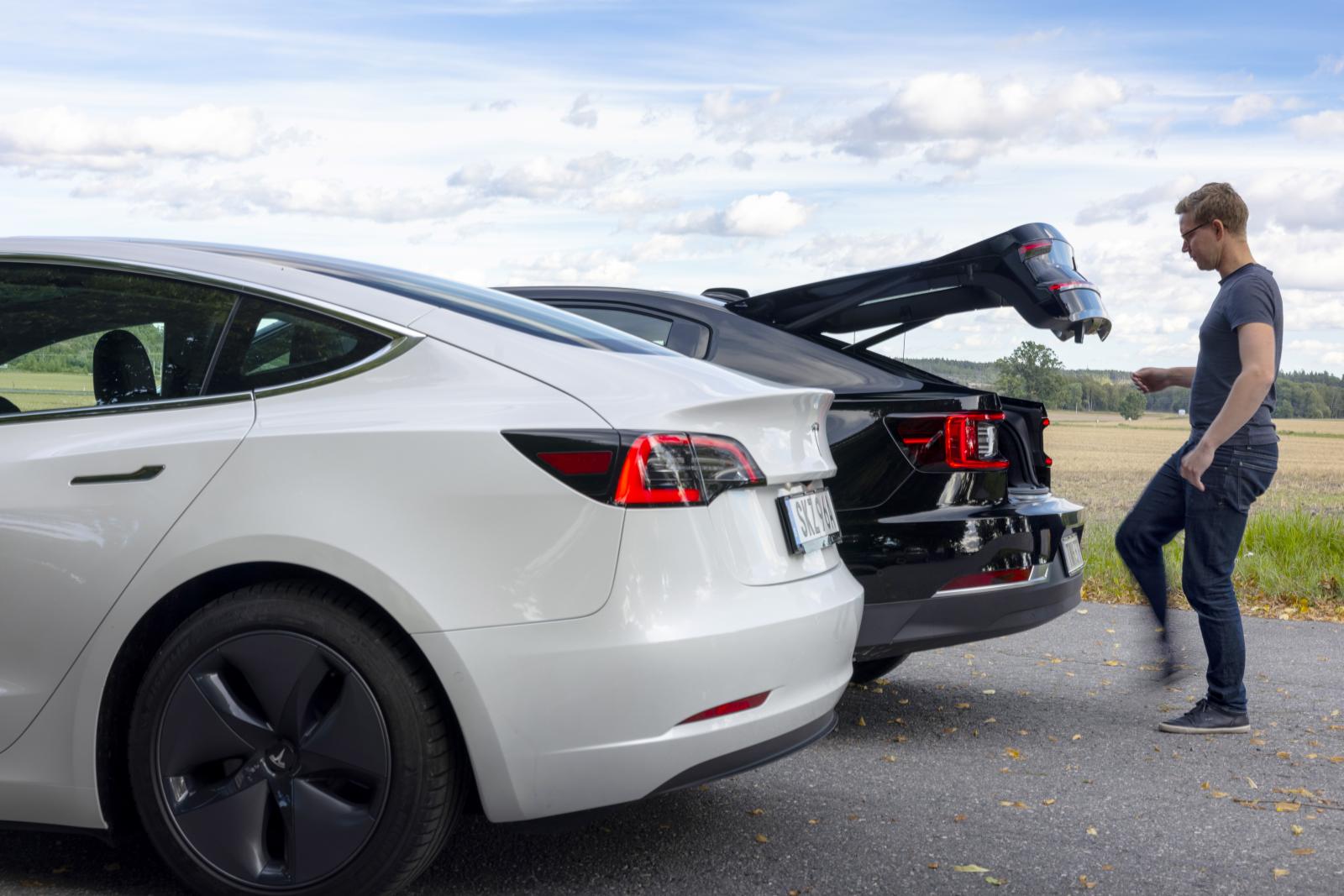 Elstyrd halvkombilucka med fotviftfunktion i Polestar. Manuell sedanöppning i Tesla.
