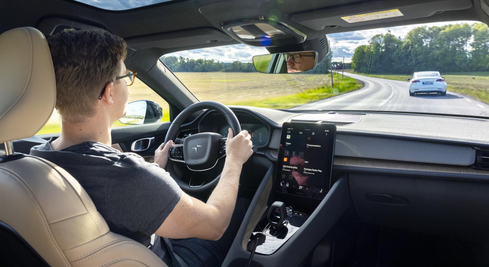 Polestar: Intim och ombonad förarmiljö. Här blandas kända Volvoreglage med grafiskt stilsäkra element signerad Thomas Ingenlath, Polestars designer och vd.