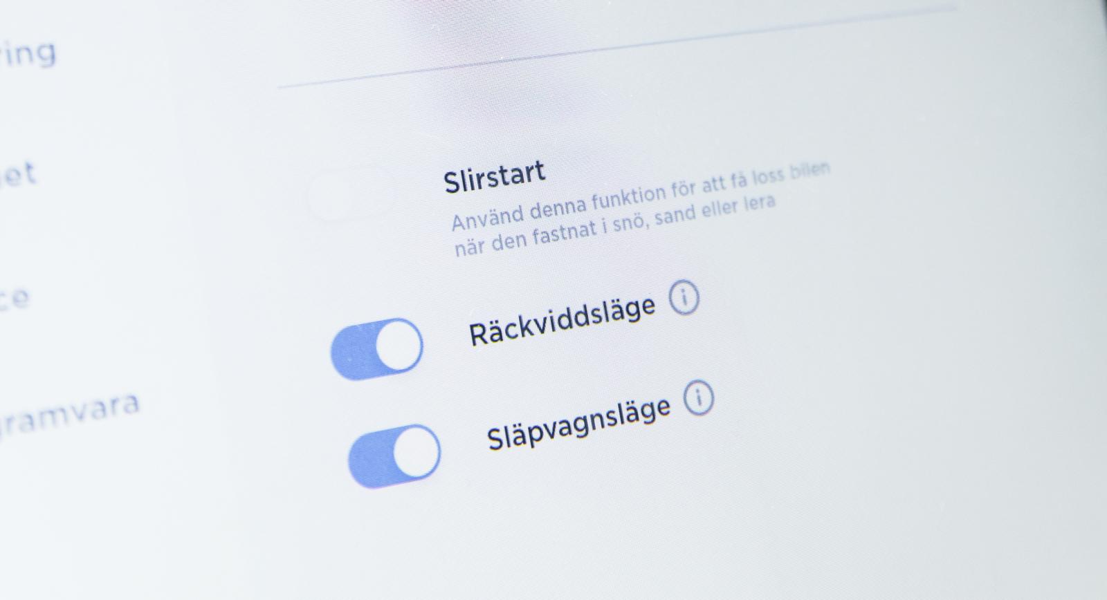 På bilens stora skärm ställer man in önskat körläge, till exempel Släpvagnsläge.