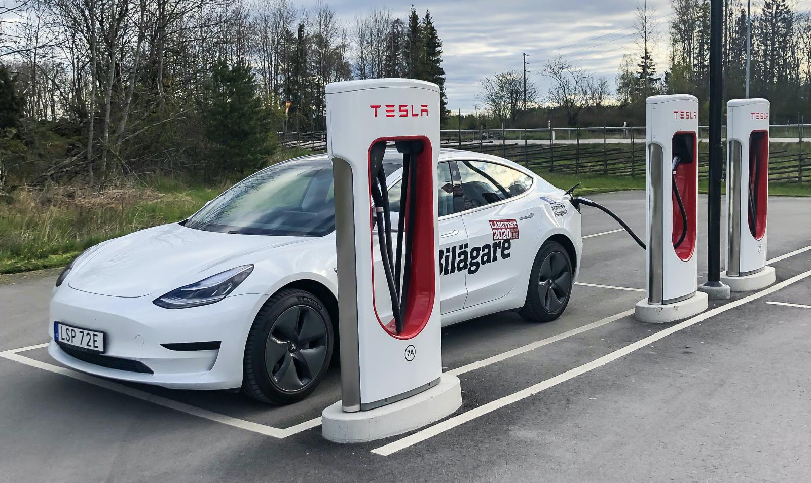 Den som köper en Tesla betalar ofta ett högre inköpspris än för vissa andra elbilar. Men å andra sidan blir snabbladdningen billigare.