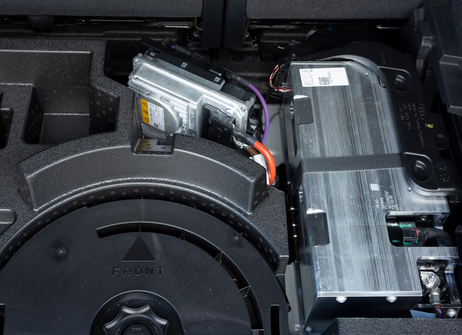 48-voltsystemets litiumjonbatteri skyddas av en aluminiumplåt. Batteriet är luftkylt.