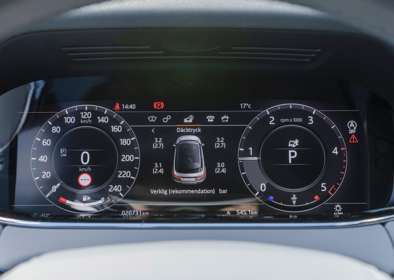 Digitalt även i Range Rover. Likt konkurrenterna kan vyn växlas efter behov. Tydliga mätare men responsen på 12,3-tums skärmen är dålig. Eftersläpningen från kommando till resultat är besvärande.