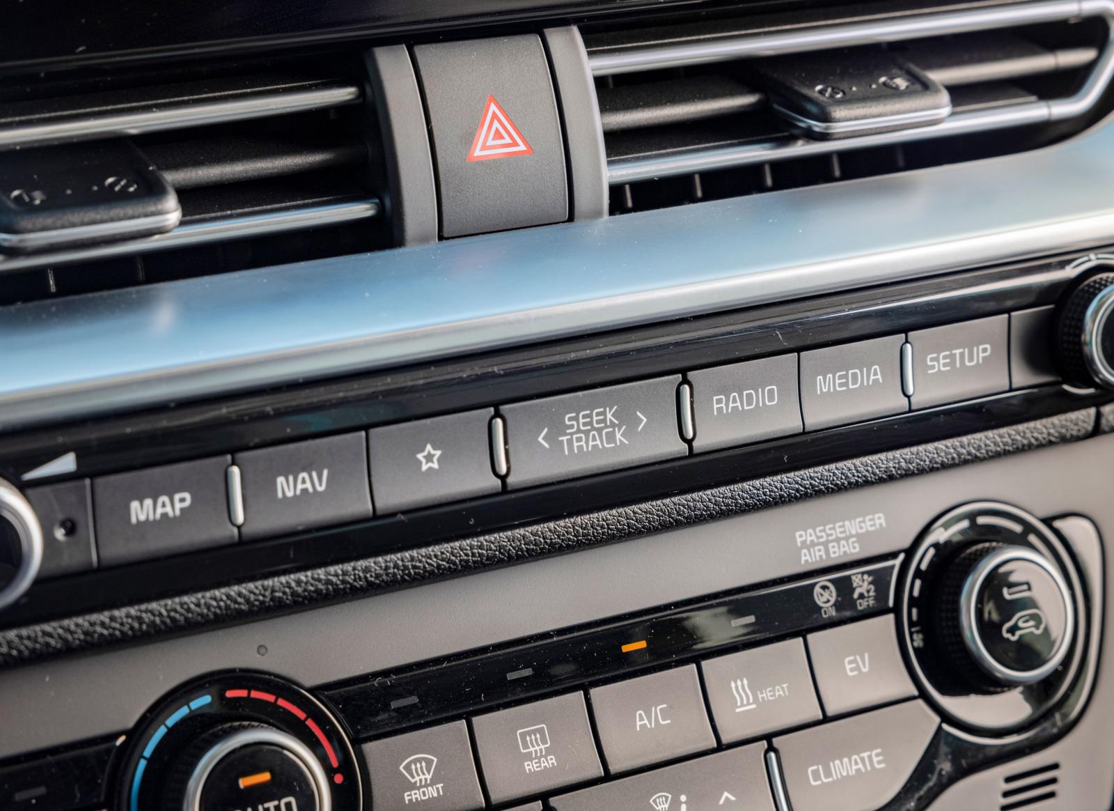 Kia håller – åtminstone ännu så länge – fast vid tryckknappar för de flesta funktionerna. Det är nästan modigt numera, framför allt fungerar de mycket bättre än billiga touchkontroller.