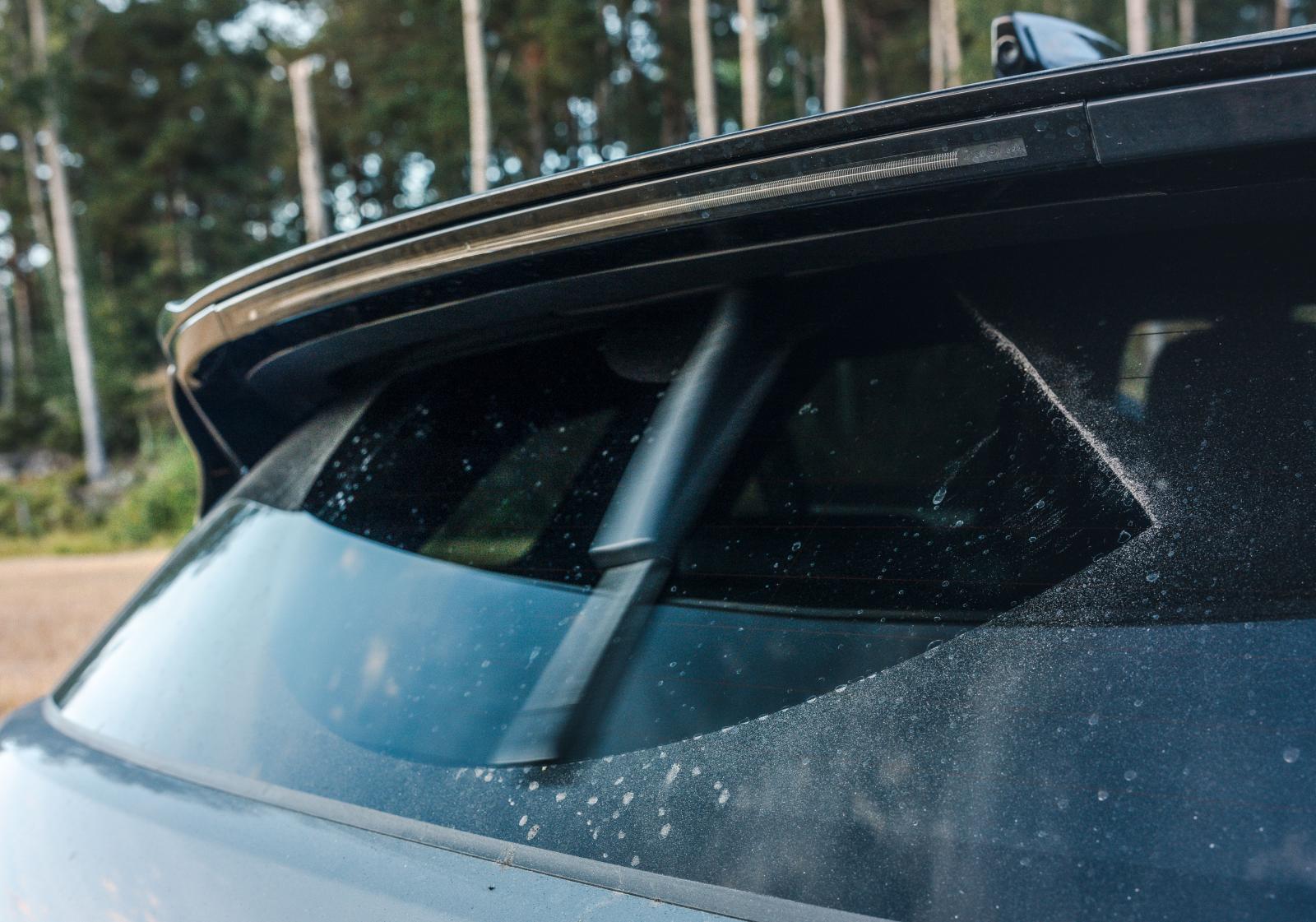Torkararmen gömmer sig vanligen under takspoilern. Hur den kommer att klara sin uppgift efter ett tiotal mil på snöiga vägar kan bli intressant. Men snyggt är det.