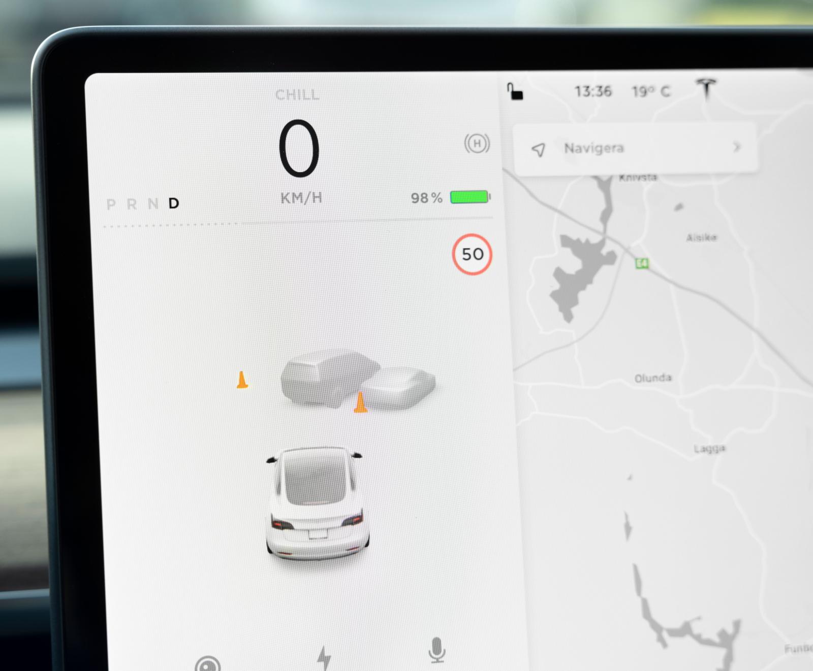 Teslas instrument är egentligen riktigt bra men visar också en massa överflödsinformation mest för skojs skull snarare än för nyttans. Vad är vitsen med att se symboler för mötande?
