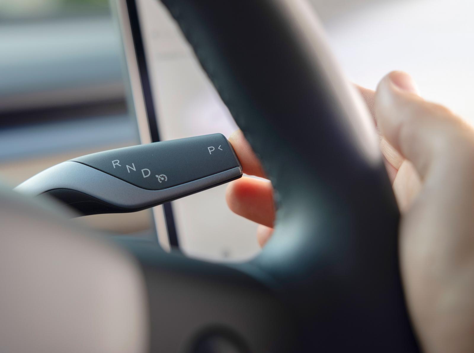 Växelväljarens pinne har drag av den man finner i Mercedes-Benz men innehåller också aktivering av den adaptiva farthållaren.