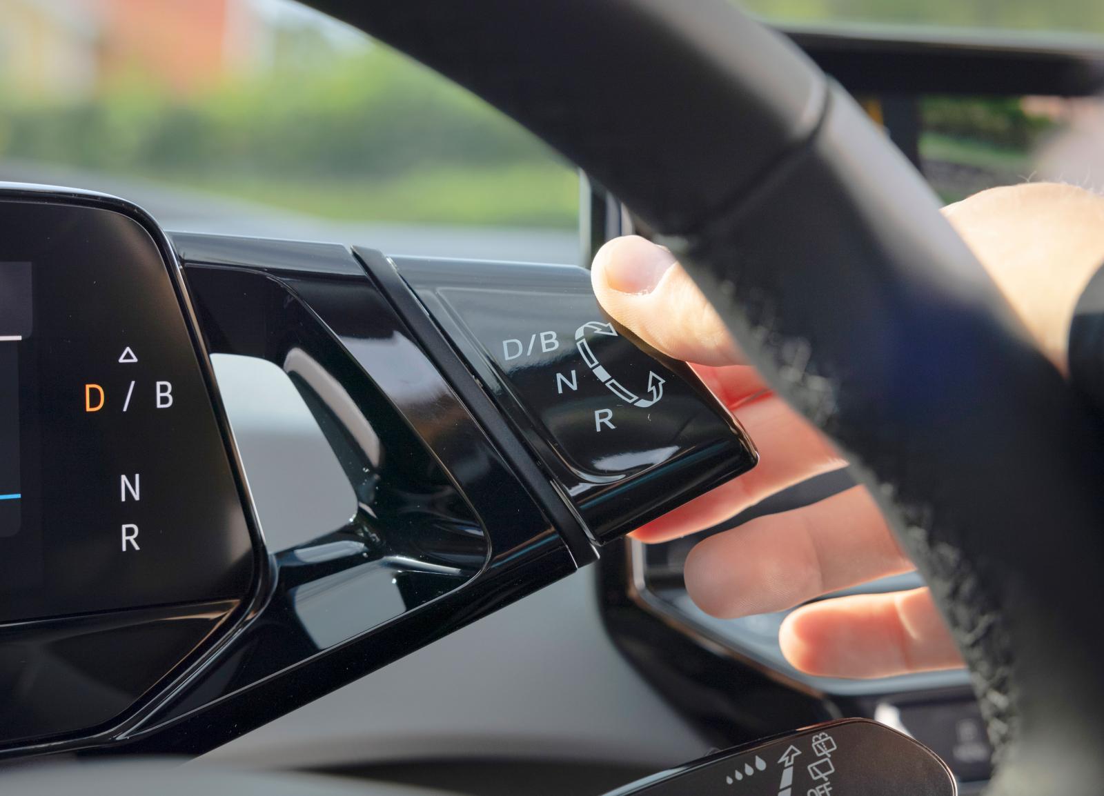 BMW i3 låter hälsa: Växelväljaren i ID.3 är ett lättskött vred till höger om skärmen framför föraren.