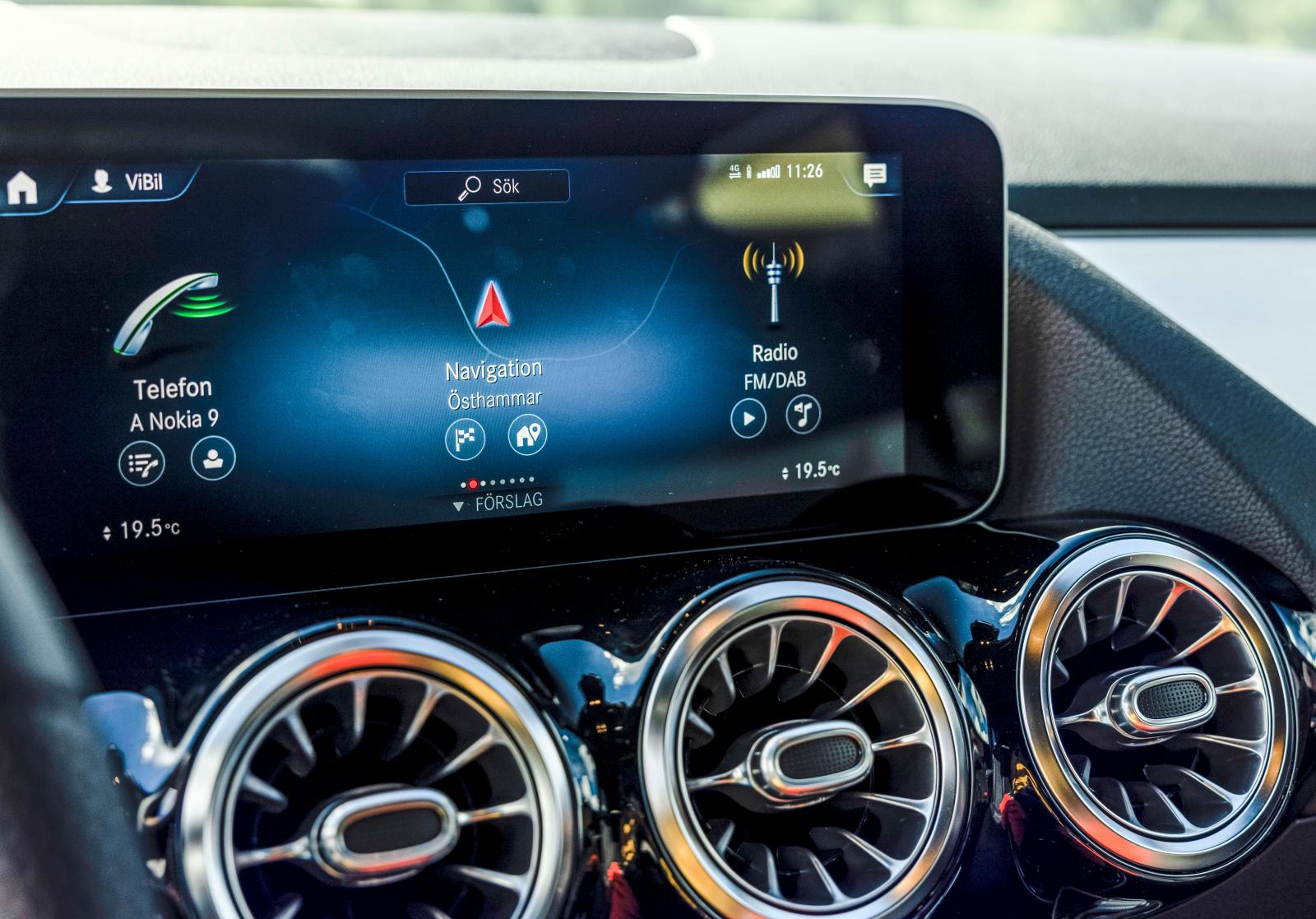 Mercedes förstår talade instruktioner bättre än konkurrenterna. Menyerna kan anpassas efter förarens tycke och användande. Mycket välfungerande.