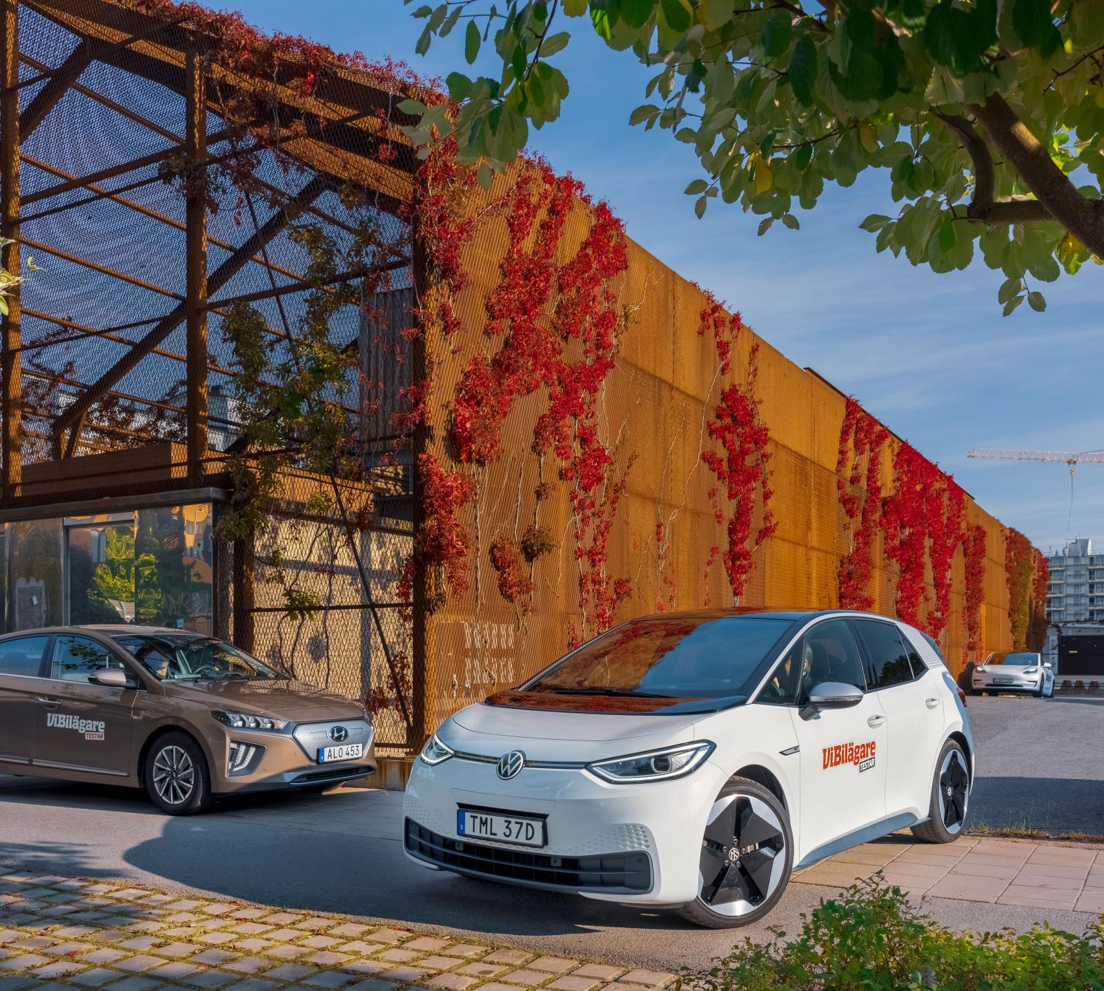 Två olika filosofier att formge elbil. Hyundai Ioniq skyltar knappast med sin drivkälla medan Volkswagen ID.3 formligen ropar "Titta så modern och eldriven jag är!"