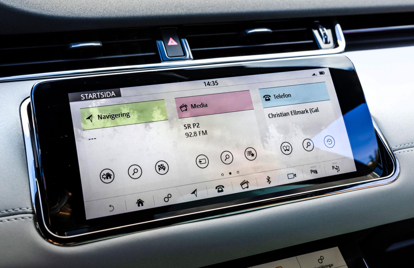 Snygg grafik, men kräver lite mer tillvänjning än konkurrenterna. Skärmen är rimligt responsiv men en kraftigare processor hade lyft upplevelsen.