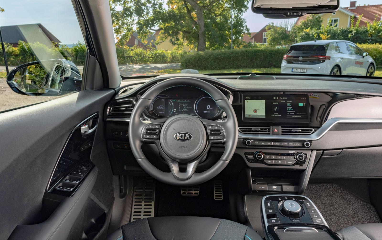 KIA: Mer konventionella former än kusin Hyundai och med ännu bättre och enklare skötsel överlag. Tacka riktiga knappar för det! Växelväljare med vred.