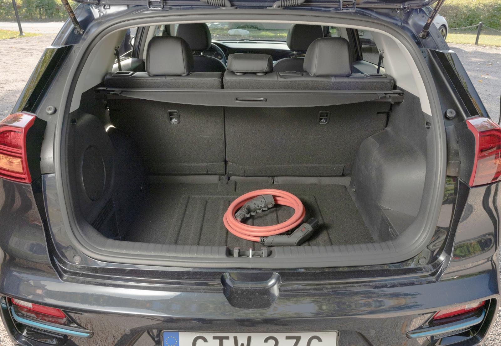 Med baksätet uppfällt erbjuder e-Niro det största bagageutrymmet, med baksätet nedfällt blir det inte riktigt lika rymligt som i Hyundai. Öppningen är bred och ståhöjden rejäl under luckan. Genomlastningslucka saknas.