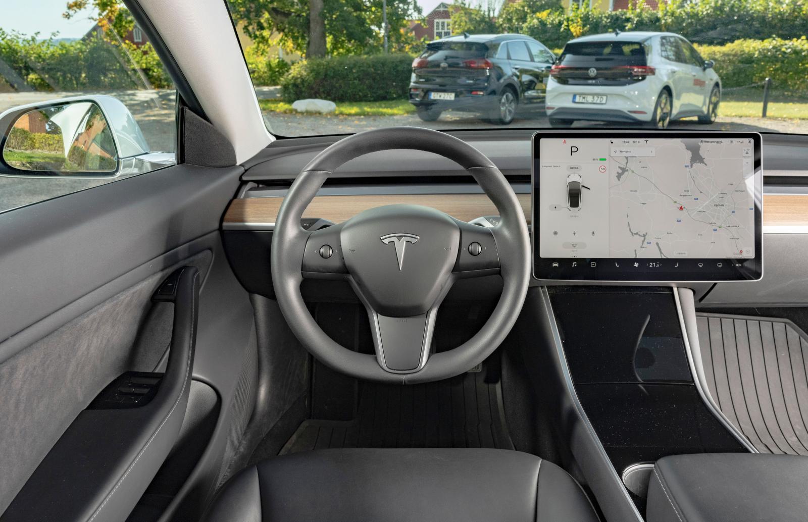 Tesla: Förutom den rikliga skärminformationen, växelväljarspaken och rattrullarna är förarmiljön närmast innehållslös. Det ger en avspänd känsla.