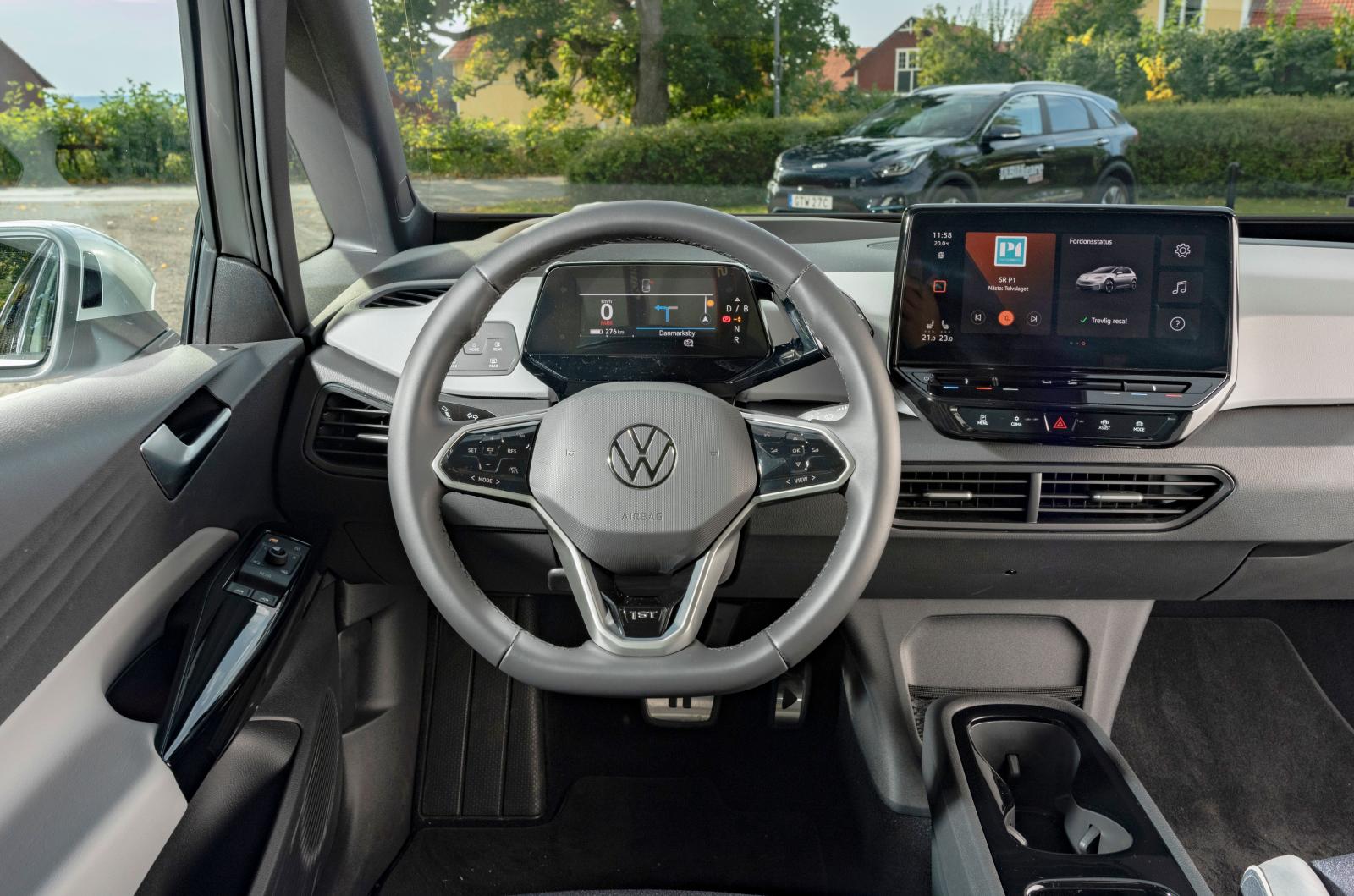 VW: Två skärmar, rattreglage med "haptisk" tryckkänsla och fönsterytor nästan som i en minibuss – ID.3 känns modern och fräsch från förarens position.