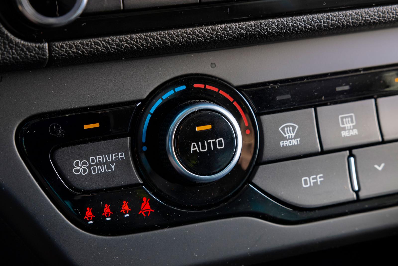 kia har minisymboler för visning av bältessituationen i bilen.