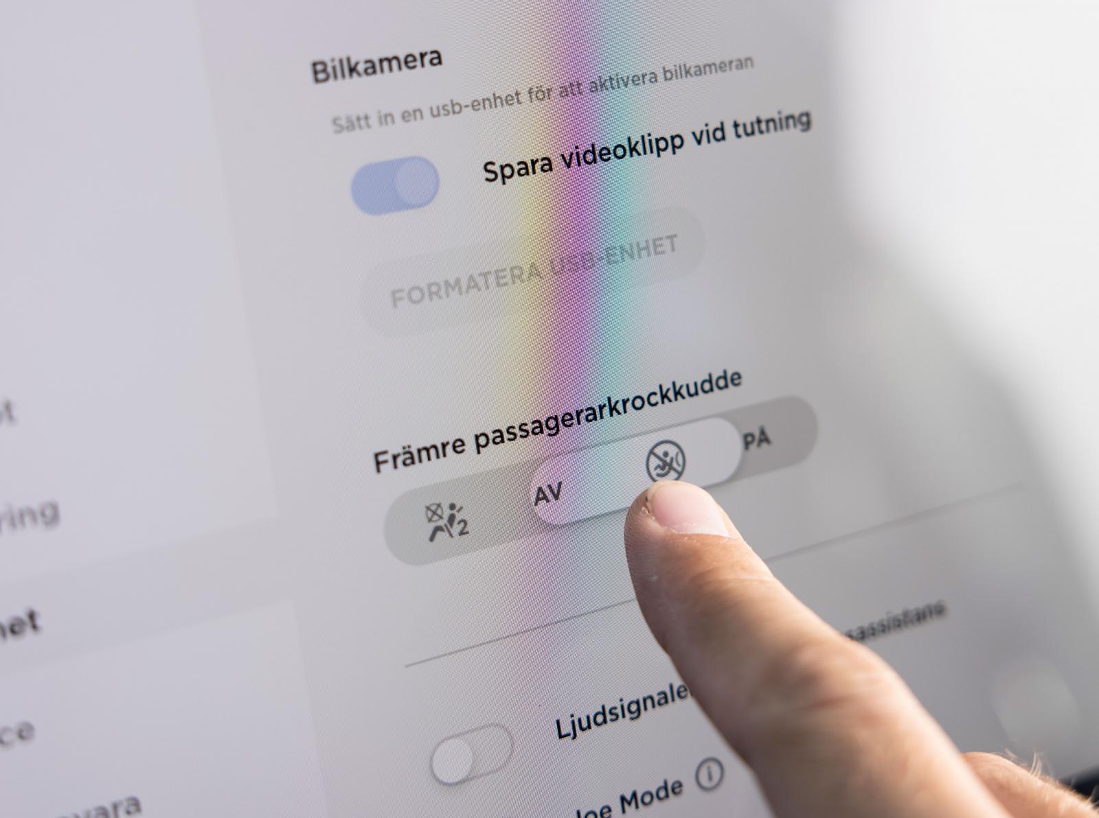 I tesla sköts passagerarkuddens strömbrytare förstås från skärmen.