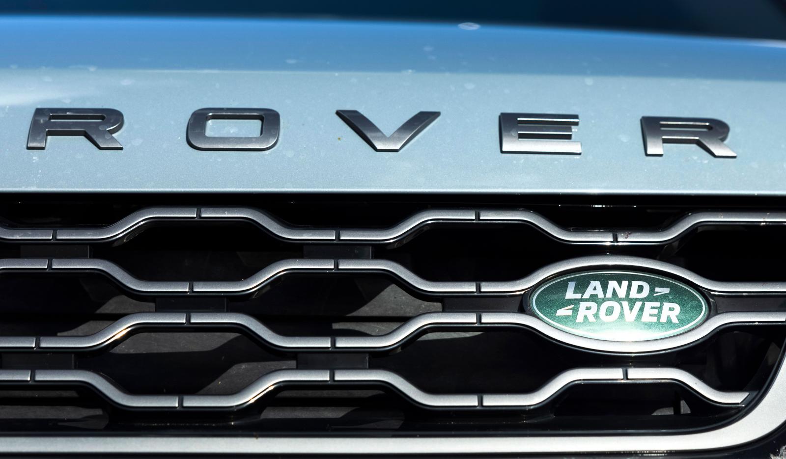 Vi säger Range Rover Evoque, men Range Rover är inget fristående märke vilket borde ge modellen ”Land Rover Range Rover Evoque D180 AWD First Edition”. Omständligt.