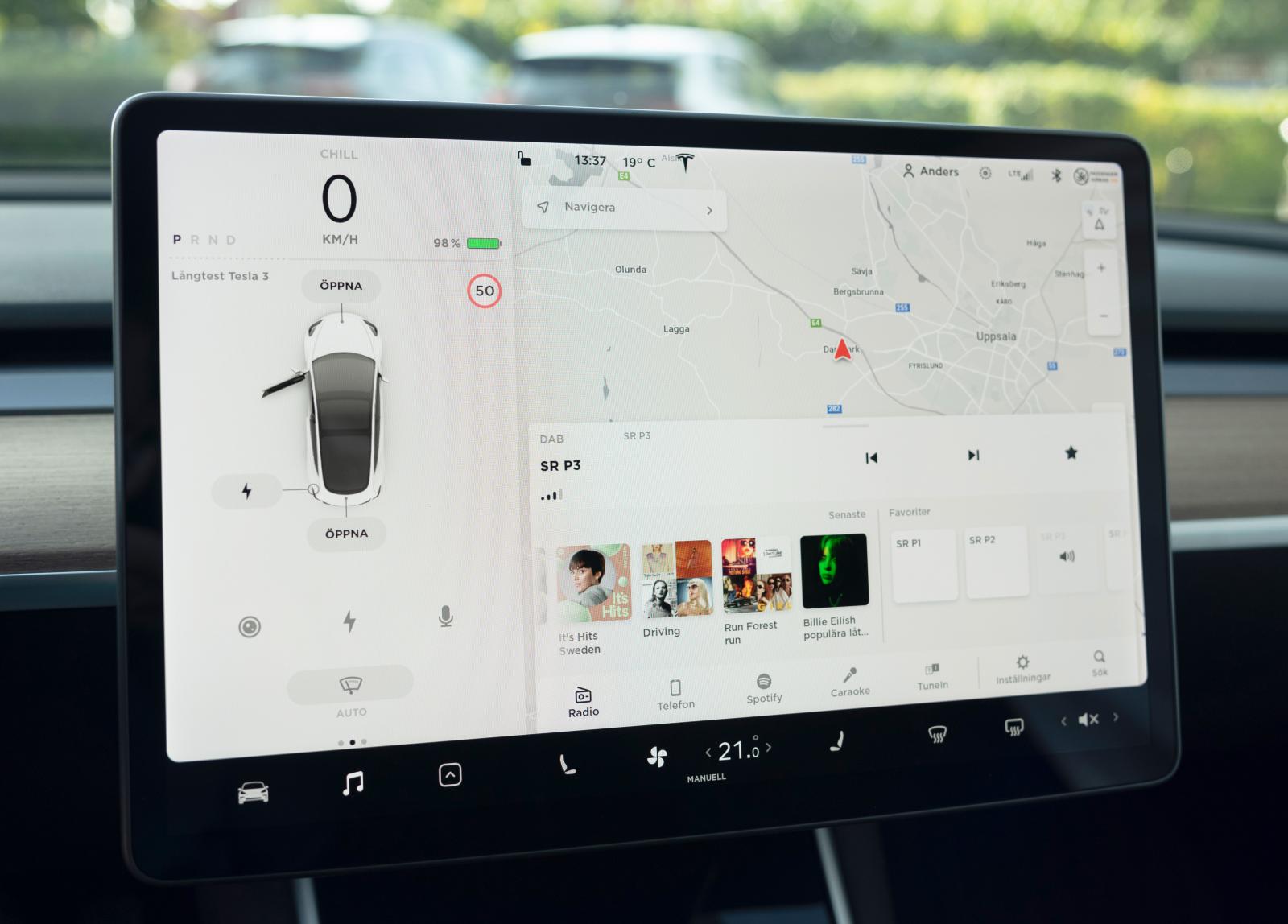 Tesla: Liggande jätteskärm i Tesla ger överblick, grafiken är vass. Spalten till vänster visar hastighet och funktioner.