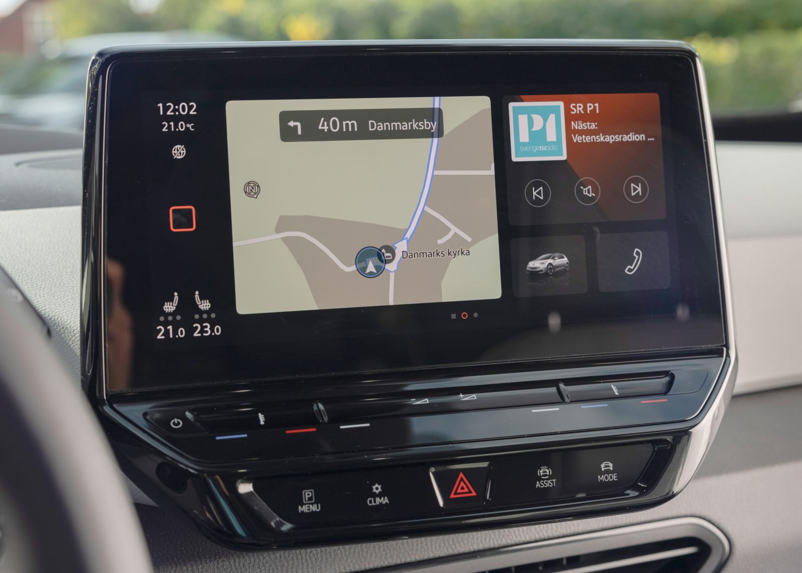 VW: Mittskärm ungefär som i senaste Golf, handhavandet är dock något enklare. "Möblerbar" disponering.