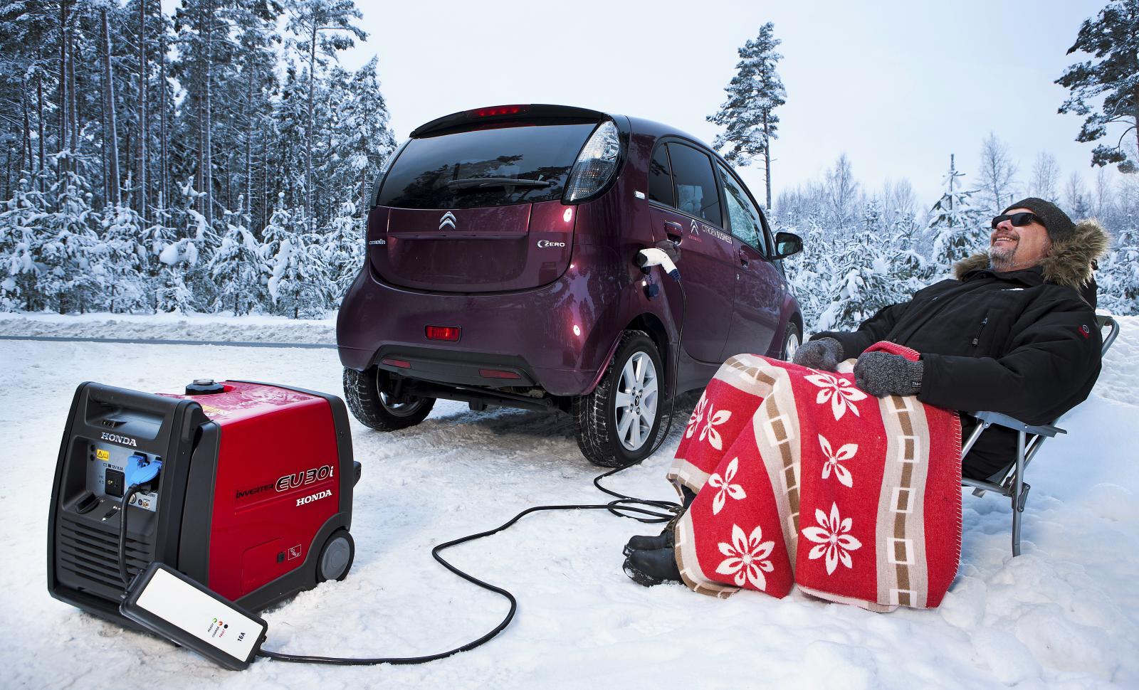 Tommy Wahlström fick slå av värmen och köra försiktigt när han skulle åka Citroën C-Zero till Forsmarks kärnkraftsverk. Ändå behövdes ett bensindrivet laddaggregat för att komma fram.