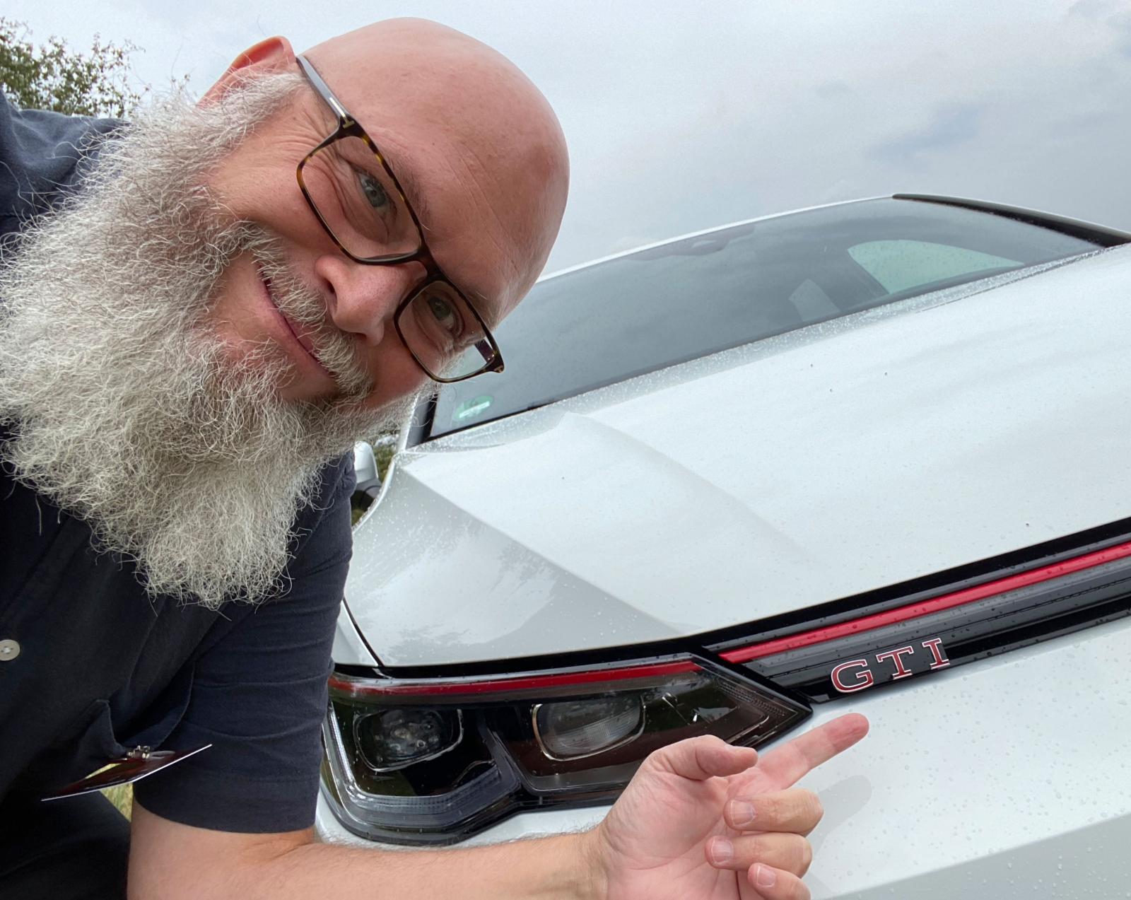 Klassisk modellbeteckning som indikerar stark motor i lätt maskerad familjebil.